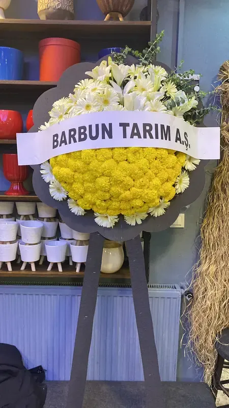 Altınova Güneşi - Sarı ve Beyaz Kurumsal Çelenk - Taze ve Özel Tasarım Çiçekler