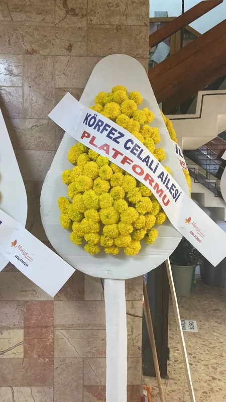 Ayvalık Güneşi - Sarı Krizantem Butik Çelengi - Taze ve Özel Tasarım Çiçekler