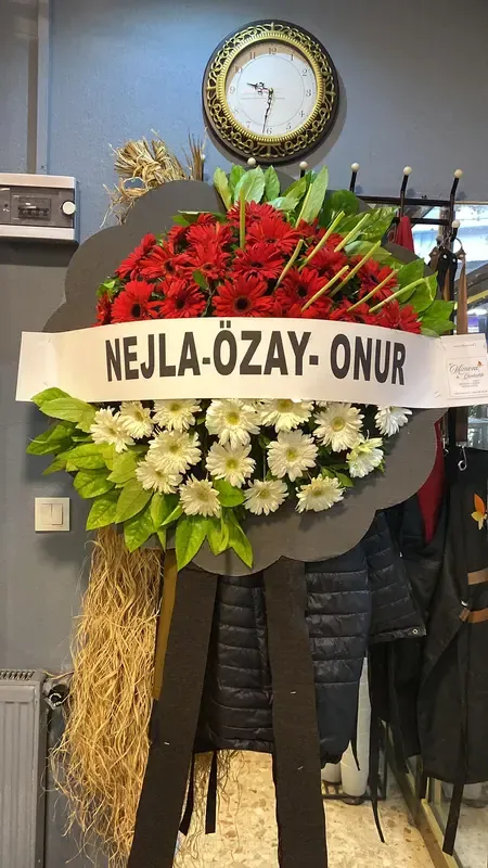 Ayvalık Saygı Duvarı - Kırmızı ve Beyaz Merasim Çelengi - Taze ve Özel Tasarım Çiçekler