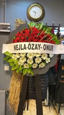 Ayvalık Saygı Duvarı - Kırmızı ve Beyaz Merasim Çelengi - 1 (İşleniyor...)