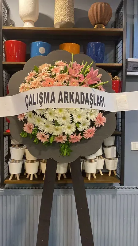 Bahar Vedası - Pembe Zambak ve Papatya Çelengi - Taze ve Özel Tasarım Çiçekler