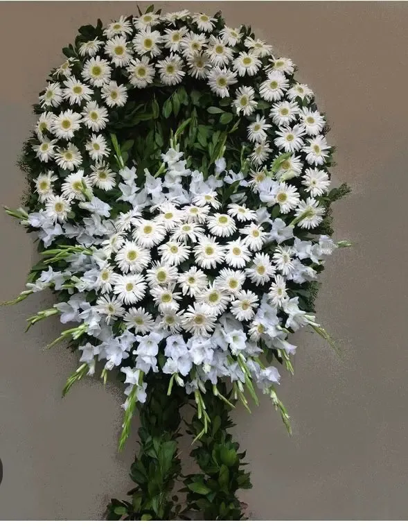 Beyaz Işık - Devasa Papatya ve Lilyum Çelengi - Taze ve Özel Tasarım Çiçekler