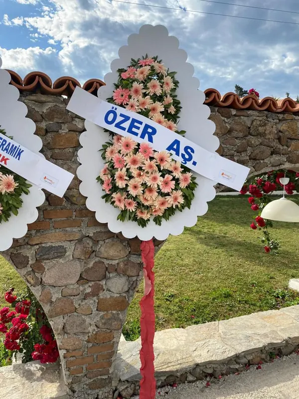 Gökkuşağı Esintisi - Renkli Karışık Merasim Çelengi - Taze ve Özel Tasarım Çiçekler