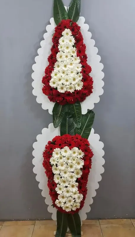 Modern Saygı - Kırmızı ve Beyaz Daire Çelenk - Taze ve Özel Tasarım Çiçekler