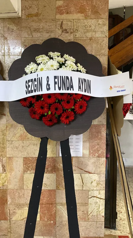 Sonsuz Bağ - Kırmızı ve Beyaz Dolgun Çelenk - Taze ve Özel Tasarım Çiçekler